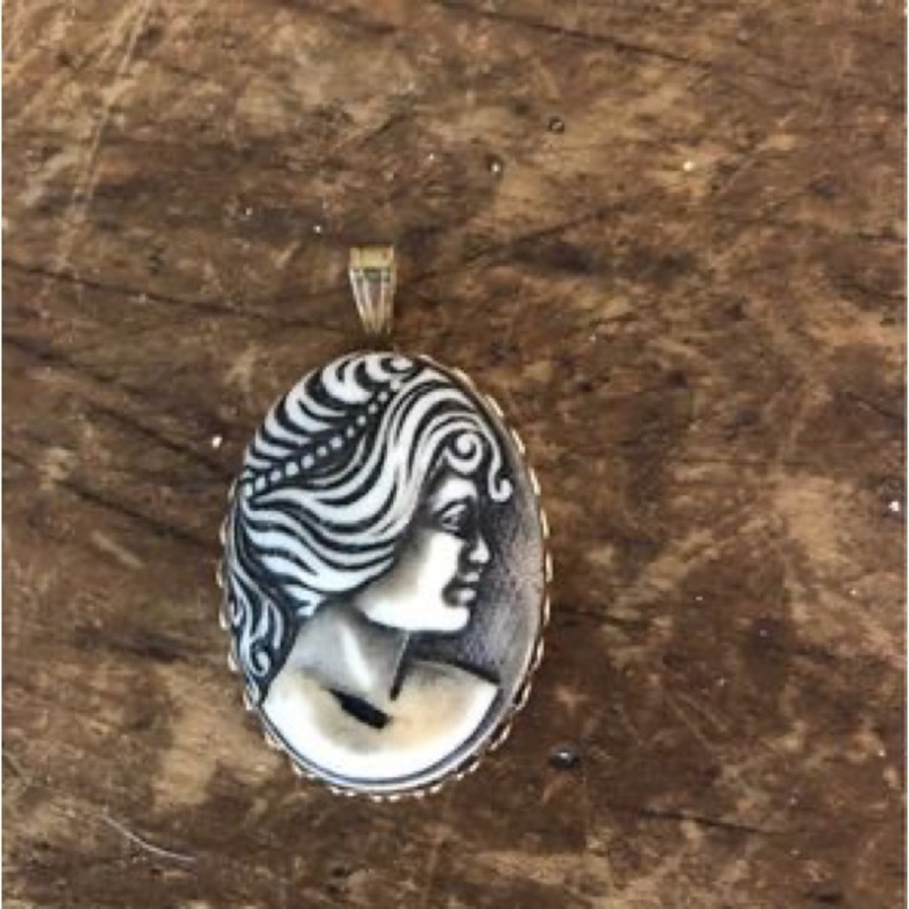 Vintage White Cameo Pendant, Slide, necklace - Picture 3 of 3